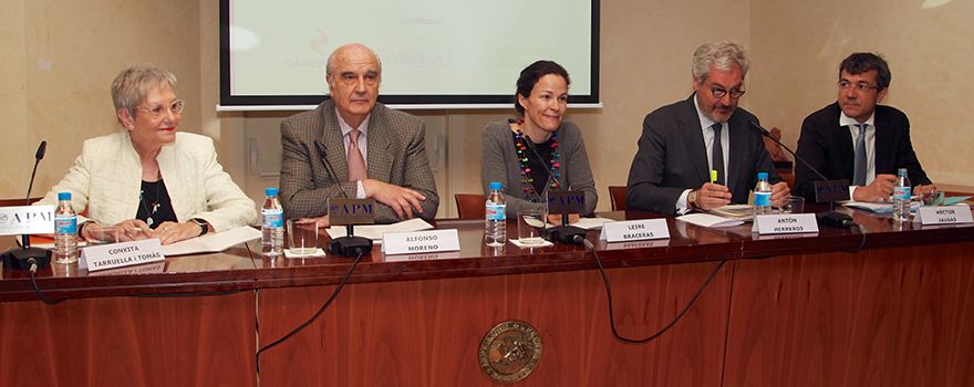 Conxita Tarruella, presidenta de Esclerosis Múltiple España; Alfonso Moreno, presidente de Fuinsa; Leyre Braceras, jefa de Servicio de Farmacia en el Gobierno Vasco; Antón Herreros, director general de Fuinsa, y Héctor Jausás, socio de Jausás Legal. 
