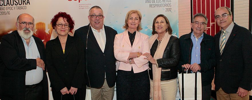 Javier Palicio, presidente de Fenaer (Federación Nacional de Asociaciones de Enfermos Respiratorios; primero por la izquierda), Carme Hernández, directora de Separ Pacientes; Inmaculada Alfageme, y Eusebi Chiner, director de Separ Pacientes (primero por la derecha), junto a miembros de Fenaer.