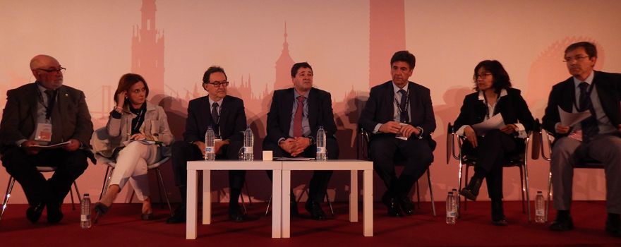 Alejandro Toledo Noguera, vicepresidente de la Plataforma de Organizaciones de Pacientes Crónicos; Inmaculada Moro Casuso, subdirectora de Enfermería de la OSI Barrualde-Galdakao; Manuel Santiñá Vila, presidente de la Sociedad Española de Calidad Asistencial (SECA); Joaquín Estévez Lucas, presidente de Sedisa; Pedro Lara Jiménez, presidente de la Sociedad Española de Oncología Radioterápica (SEOR); Pilar Saura Agel, miembro de la Healthcare Information and Management Systems Society (Himss); y José Miguel Cisneros Herreros, vicepresidente de la Sociedad Española de Enfermedades Infecciosas y Microbiología Clínica.