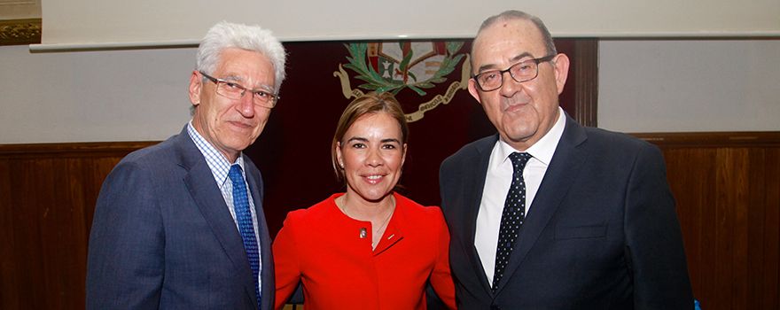 Miriam Rabaneda, de la Consejería de Sanidad de la Comunidad de Madrid, junto a José Ramón Luis-Yagüe, director general de Relaciones con las CCAA de Farmaindustria