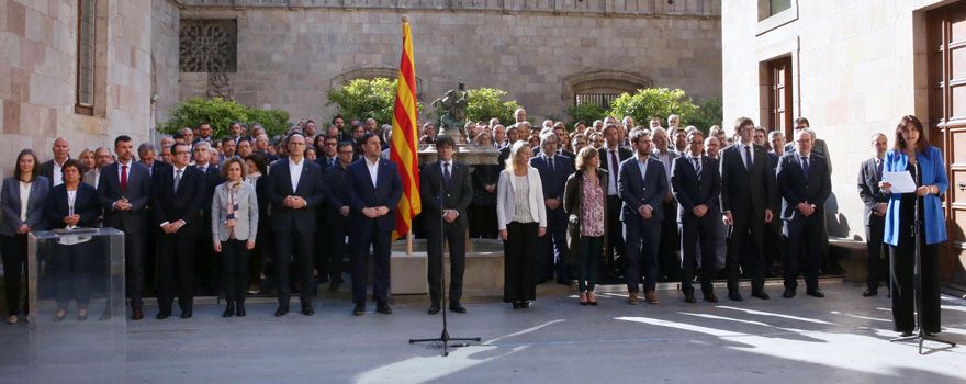 Foto de familia de todos los miembros del Govern durante el acto de compromiso del referéndum de Cataluña. 
