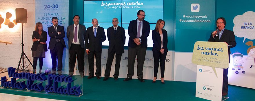Rosa Brescané, vocal de Plataforma de Pacientes; Andoni Lorenzo, presidente del Foro de Pacientes; Rafael Jesús López, vicesecretario general del Consejo General de Enfermería; Luis Amaro, secretario del Consejo General de Farmacéuticos; Juan José Hernández Aguado, de la Asociación HPV Madrid; Ángel Carrasco, secretario general de la AEP, y Amós García Rojas, presidente de la Asociación Española de Vacunología. 