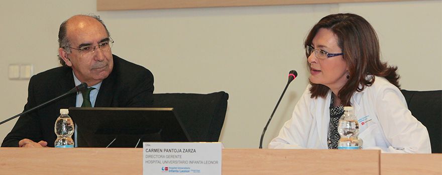 Pardo junto a Carmen Pantoja, gerente del Hospital Universitario Infanta Leonor de Vallecas, durante la presentación de la intervención del subdirector de Coordinación Asistencial de la Consejería de Sanidad de Madrid. 