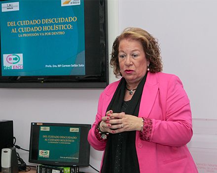 La docente Carmen Sellán durante la sesión 'La profesión va por dentro' del programa Be Neumo, Be You del Hospital de La Princesa de Madrid.