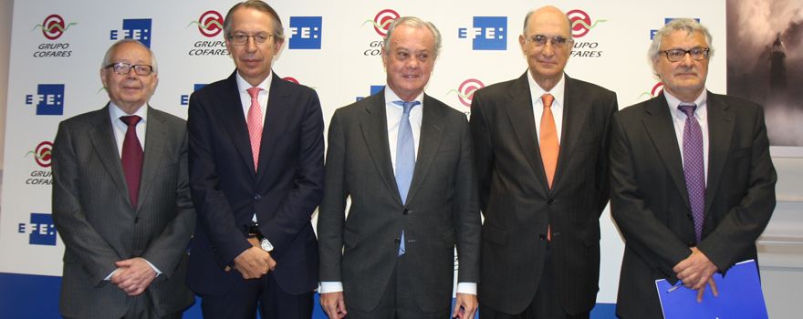 Julio Sánchez Fierro, director de Farmacia en De Lorenzo Abogados; José Antonio Vera, presidente de EFE; Carlos González Bosch, presidente de la Comisión de Sanidad de la CEOE; Julián García Vargas, exministro de Sanidad, y Javier Tovar, director de EFE Salud. 