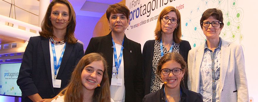 Por arriba: Elvira Falco, Regulatory Head de Roche; Catiana Martínez Cánovas, de Fecma; Begonya Nafria, de Eupati; María Antonia Serrano Castro, jefa de Ensayos Clínicos de la Aemps. Abajo, dos jóvenes representantes de la iniciativa Kids BCN, para formar a niños y adolescentes en ensayos clínicos. 