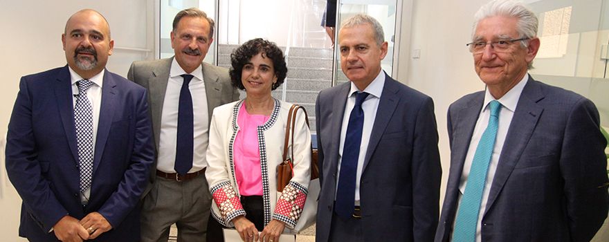 Claudio Fusari, director general de ALK-Abelló; Adolfo Galán, director de Relaciones Institucionales de ALK Abelló; Encarnación Cruz Martos, directora general de Cartera Básica de Sercicios del SNS y Farmacia del Ministerio de Sanidad; Iñaki Betolaza, director de Farmacia de País Vasco, y José Ramón Luis-Yagüe, director de Relaciones con las Comunidades Autónomas de Farmaindustria. 