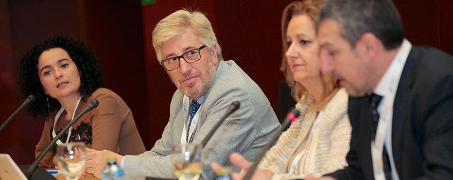 Nerea Gutiérrez y Benjamín Abarca atienden a la ponencia de Andoni Lorenzo.