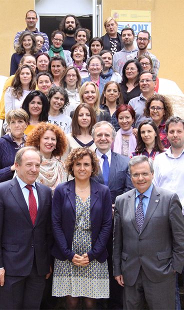 La ministra posa con el equipo de la ONT.