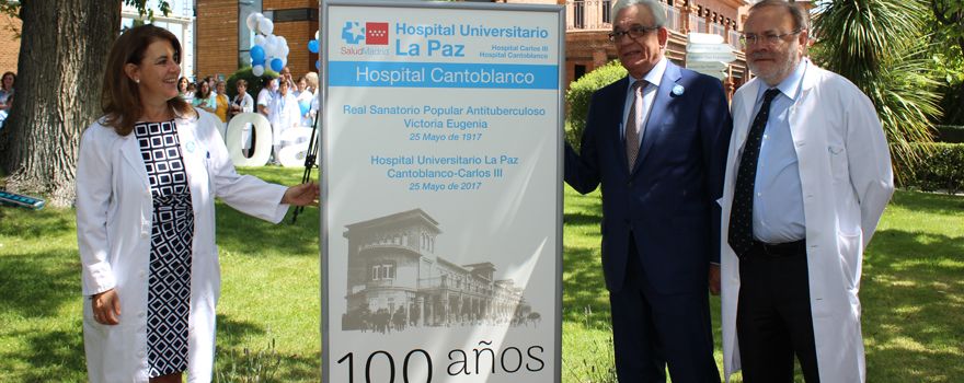 El consejero de Sanidad, Jesús Sánchez Martos, junto al cartel conmemorativo del aniversario. 