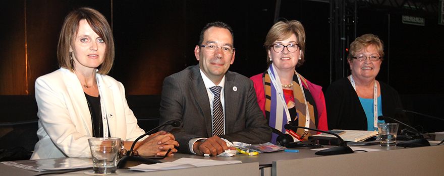 Dorota Kilanska, profesora de la Universidad de Lodz; José Luis Cobos, director general del Instituto Español de Investigación Enfermera del Consejo General de Enfermería; Fiona Culley, asesora clínica y profesional de la Comisión de Calidad de Cuidado; y Maureen Cahill, consultora experta en políticas sanitarias de EEUU. 