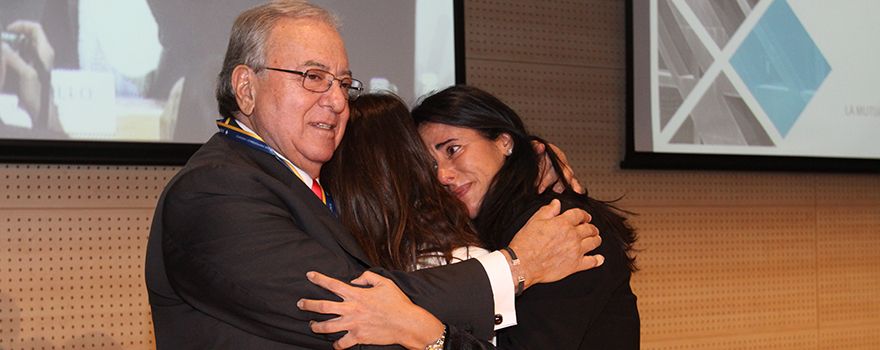 Emotivo abrazo entre Diego Murillo y sus hijas, Raquel y Guadalupe, durante su despedida. 
