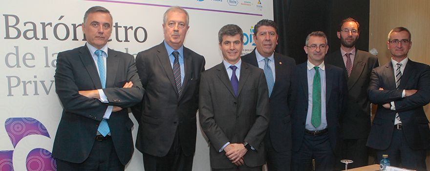 Foto de familia de la Junta Directiva del IDIS y representantes de la consultora que ha elaborado el informe.