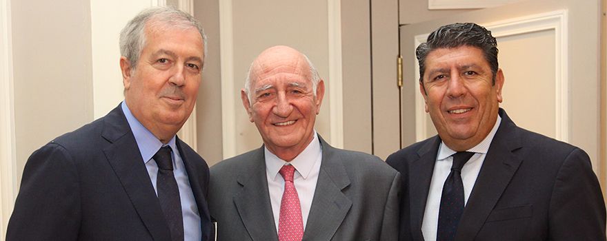 Luis Mayero, presidente del IDIS; con Rafael Navas, delegado de Asisa en Córdoba y Asesor del Consejo de Asisa en Madrid; y Manuel Vilches, director general del IDIS. 