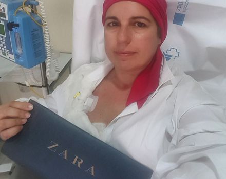 Inma Escriche con una bolsa de Zara.