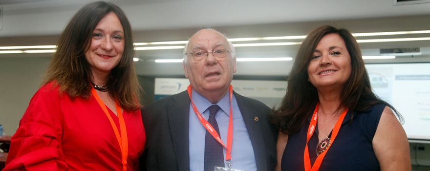 Isabel Chacón, ‎Directora Técnica y de Comunicación de Sedisa junto a José Antonio Moreno Ruiz, presidente de Ghisa, y Pilar Hermoso, gerente del Complejo Hospitalario de Salamanca.