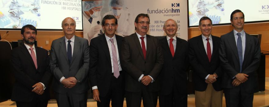 Cristóbal Belda, director de I+D+i de HM Hospitales; Alfonso Moreno, presidente de la Fundación de Investigación HM Hospitales; Juan Abarca Cidón, presidente de HM Hospitales; Manuel Molina, viceconsejero de Sanidad de la Comunidad de Madrid; Máximo González Jurado, presidente del Consejo General de Enfermería (CGE); Tomás Chivato, decano de la Facultad de Medicina de la Universidad San Pablo CEU; y Mario Alonso, médico especialista en Cirugía General y del Aparato Digestivo.
