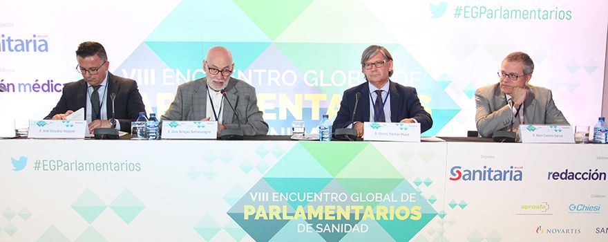 Los ponentes de la primera mesa de 'Modelo de Financiación Autonómico'. José González, portavoz del PP en la Comisión de Economía, Hacienda y Presupuestos en el Parlamento de Galicia, Lluis Bohigas, doctor en Ciencias Económicas, Vicenç Thomàs, presidente de la Comisión de Salud en el Parlamento de Islas Baleares, y Alain Cuenca, doctor en Economía de la Universidad de Zaragoza. 
