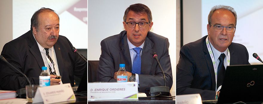 Eduardo Mariño, catedrático de Universidad de Barcelona; Enrique Ordieres, presidente de Cinfa, y Fernando Martínez, portavoz del Foro de Atención Farmacéutica en Farmacia Comunitaria. 