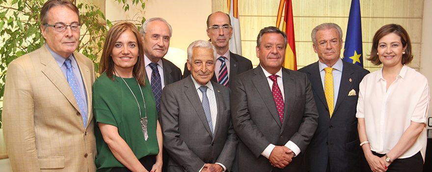 Vázquez Almuiña (en el centro), rodeado de miembros de la directiva de Asomega y de la Delegación de la Xunta de Galicia en Madrid.