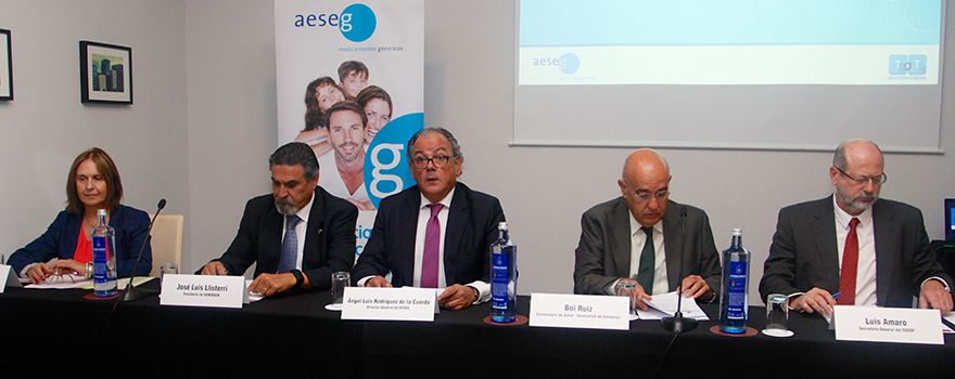  Mónica Cavagna, de la OCU; José Luis Llisterri, presidente de Semergen; Ángel Luis Rodríguez de la Cuerda, director general de Aeseg; Boi Ruiz, exconsejero de Salud de Cataluña, y Luis Amaro, secretario del Consejo General de Farmacéuticos.