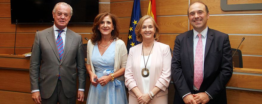 Carlos González Bosch, presidente de la Comisión de Sanidad y Asuntos Sociales de la CEOE; Marina Gordon, Jefa del área de Protección Social de CEOE; Margarita Alfonsel, presidenta de la Subcomisión de Sanidad de la CEOE y Jordi García Viña, director de Relaciones Laborales de la CEOE.