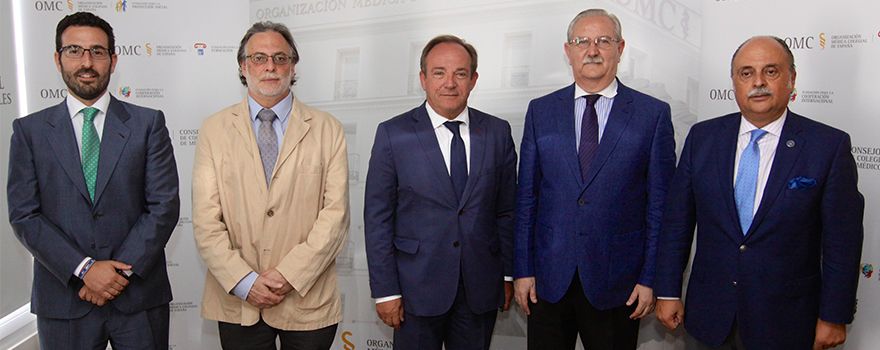 Joaquín Rodrigo, presidente de Biosim; Gonzalo Calvo, jefe del Servicio de Farmacología Clínica del Hospital Clìnic de Barcelona; Javier Castrodeza, secretario general de Sanidad y Consumo del Ministerio de Sanidad; Serafín Romero, presidente de la OMC, y Pedro Hidalgo, coordinador del Observatorio de Prescripción de la OMC. 