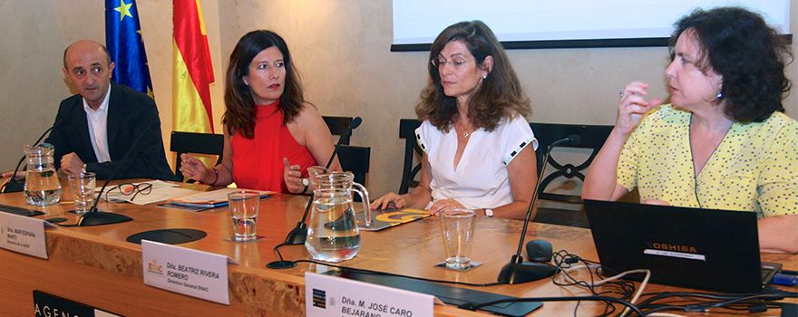 Andrés Calvo Medina, coordinador de Evaluación y Estudios Tecnológicos de la AEPD; la directora de la AEPD, Mar España; Beatriz Rivera, directora general de ENAC; y Mª José Caro Bejarano, inspectora de Datos.