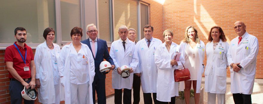 El consejero de Sanidad de la Comunidad de Madrid, Jesús Sánchez Martos, a su llegada al Hospital Príncipe de Asturias, junto a parte del equipo directivo del centro. 