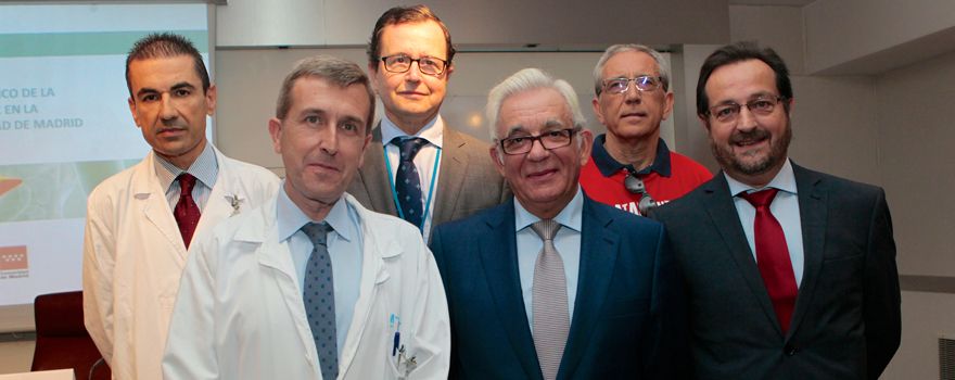 De izquierda a derecha y de arriba a abajo, José María Muñoz, director médico de La Paz; Aguistín Albilla, jefe de servicio de Digestivo del Ramón y Cajal; Adolfo García Ortega, representante de los pacientes de hepatitis; Javier García-Samaniego, jefe de sección de Hepatología de La Paz, y Fernando Prados, director general de humanización.