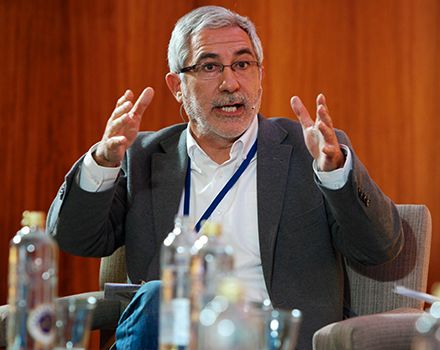 Llamazares puntualiza la postura de Actúa el gestación subrogada. 