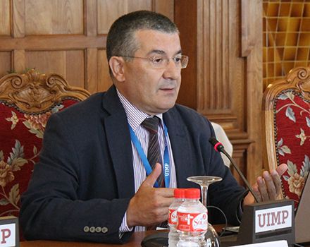 Rafael López, jefe del servicio de Oncología Médica del hospital Universitario de Santiago.