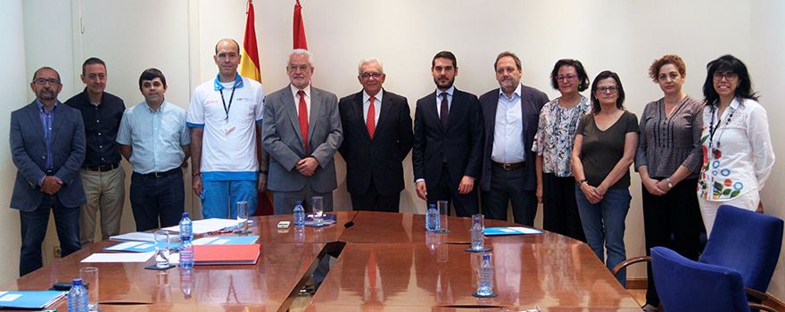 El consejero de Sanidad, Jesús Sánchez Martos (centro), junto con los integrantes de la Comisión de Seguimiento, presidida por Pablo Calvo (a la izquierda del consejero).