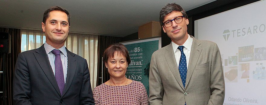 Orlando Oliveria y Maite Díaz, director general internacional y directora en España de Tesaro, y Antonio González, jefe de Oncología Médica de la Clínica Universidad de Navarra en Madrid.