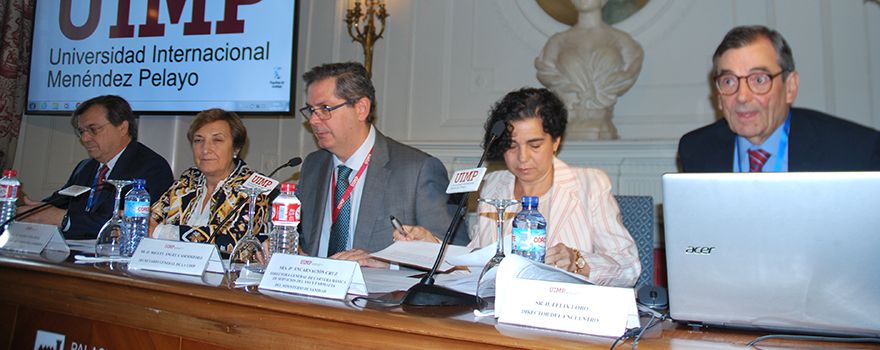 Jesús Acebillo, presidente de Farmaindustria; María Luisa Real, consejera de Sanidad de Cantabria; Encarnación Cruz Martos, directora general de Cartera Básica de Servicios y Farmacia del Ministerio de Sanidad, y Félix Lobo, director del encuentro. 