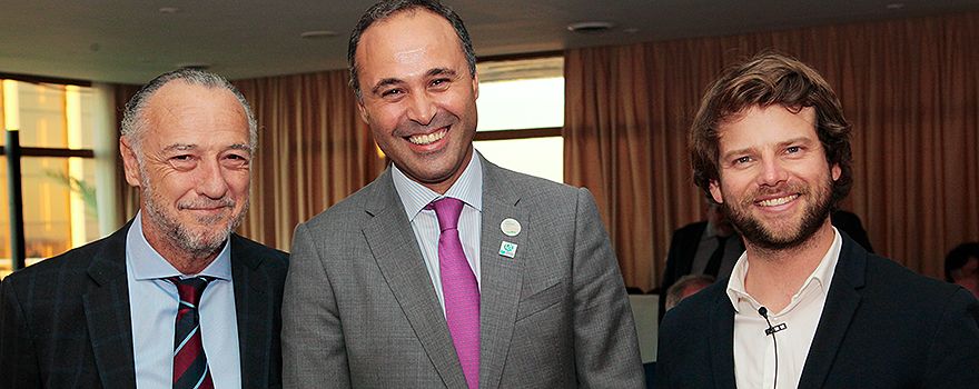 José María Pino, presidente de Sanitaria 2000; Ahmed Hababou, director general de Carburos Metálicos en España; e Ignacio Hernández Medrano, neurólogo del Ramón y Cajal y encargado de dar la clase magistral en el acto de la compañía.
