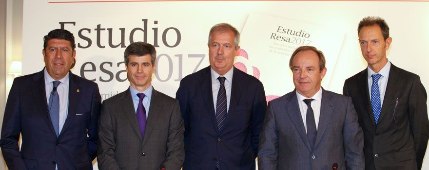 Manuel Vilches, Adolfo Fernández-Valmayor y Luis Mayero, director general, secretario y presidente, respectivamente, del IDIS, junto a Javier Castrodeza, secretario general de Sanidad del Ministerio; y Nicolás Guerra, director general de Clínicas IMQ. 