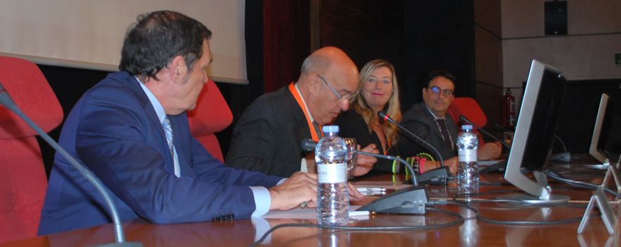 Antonio María Sáez Aguado, Patricia Gómez y José María Vergeles, consejeros de Sanidad de Castilla y León, Baleares y Extremadura. En el centro, Boi Ruiz, exconsejero de Salud de Cataluña. 