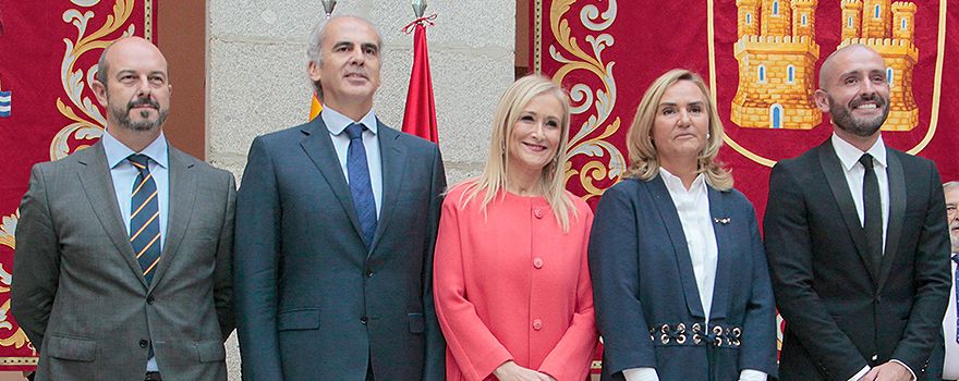La presidenta Cifuentes posa con los nuevos miembros de su equipo de Gobierno.