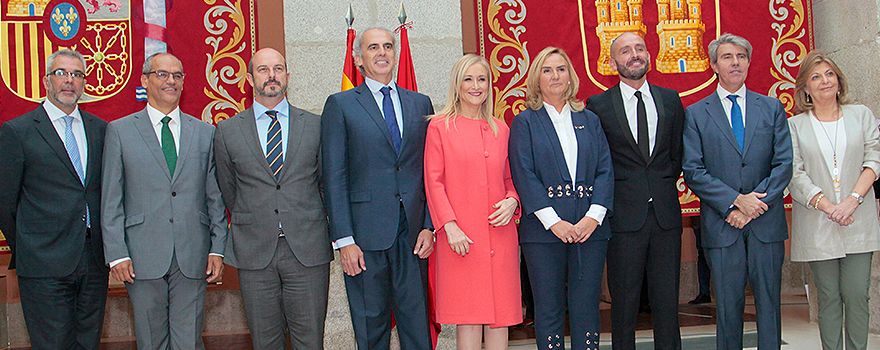 El nuevo Consejo de Gobierno de Cristina Cifuentes, al completo. De izquierda a derecha, Carlos Izquierdo, consejero de Políticas Sociales, Rafael Van Grieken, consejero de Educación; Pedro Rollán, consejero de Medio Ambiente y Ordenación Territorial; Enrique Ruiz Escudero, consejero de Sanidad; Cristina Cifuentes, presidenta; Rosalía González, consejera de Transporte y Vivienda; Jaime de los Santos, consejero de Cultura; Ángel Garrido, consejero de Presidencia y Justicia, y Engracia Hidalgo, consejera de Empleo.