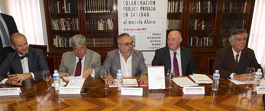 Los autores del libro 'Colaboración público-privada en sanidad: el 'modelo Alzira' en un momento de la presentación. 