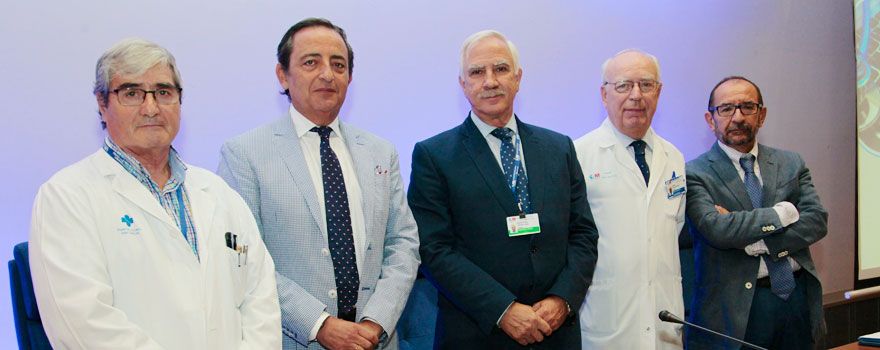 De izquierda a derecha: Rafael Martínez Martínez, jefe de Hematología del Clínico San Carlos; José Antonio López Trigo, presidente de la SEGG; Antonio Alemany, subdirector gerente del Hospital Clínico San Carlos; Eduardo Díaz-Rubio y Pedro González Gil, jefe de Geriatría del Clínico San Carlos.