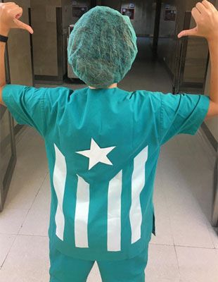 La enfermera muestra orgullosa su equipación 'customizada'.