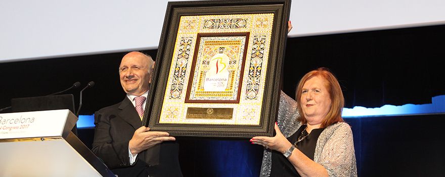 Máximo González Jurado exhibe un reconocimiento del Congreso Internacional de Enfermería celebrado en Barcelona con la presidente del CIE, Judith Shamian.