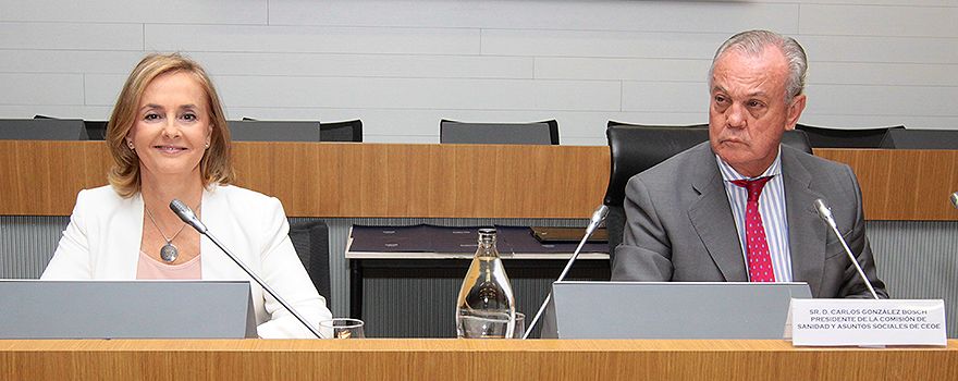 Margarita Alfonsel y Carlos González Bosch, secretaria y presidente, respectivamente, de la Comisión de Sanidad de la Confederación Española de Organizaciones Empresariales (CEOE).