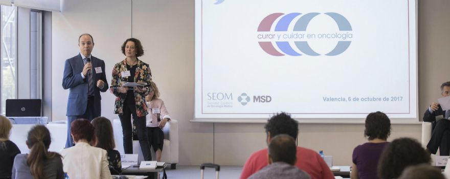 Félix del Valle, director ejecutivo de MSD Oncología en España y Portugal, junto a Ruth Vera,  jefe de Servicio de Oncología Médica del Complejo Hospitalario de Navarra y vicepresidenta de SEOM, ambos durante su intervención en el Seminario. 