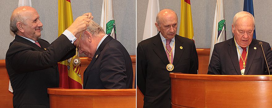 Máximo González Jurado entrega la medalla de presidente a Florentino Pérez Raya y observa cómo jura su cargo. 