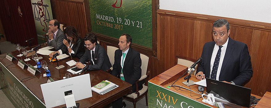 Un momento de la mesa de debate celebrada en el Colegio de Médicos de Madrid. 