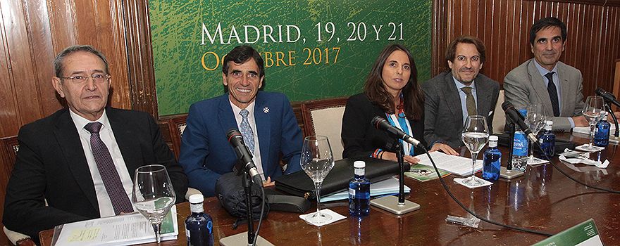 Los componentes de este taller de trabajo: Francisco Marín, presidente de la Sala 1º del Tribunal Supremo; Domingo Bello, vocal permanente de la Comisión General de Codificación del Ministerio de Justicia; Raquel Murillo, directora general adjunta de AMA; Joaquin Ruiz, profesor de Derecho Privado en Icade; y Antonio del Moral, magistrado de la Sala 2º del Tribunal Supremo. 