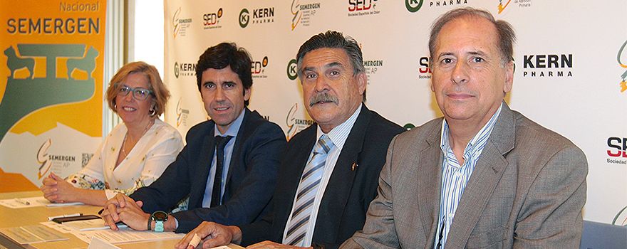 Concha Pérez, portavoz de la SED; Manuel Garrido, director general de Kern Pharma; José Luis Llisterri, presidente de Semergen, y Pedro Ibor, coordinador del Grupo de Trabajo del Dolor de Semergen.